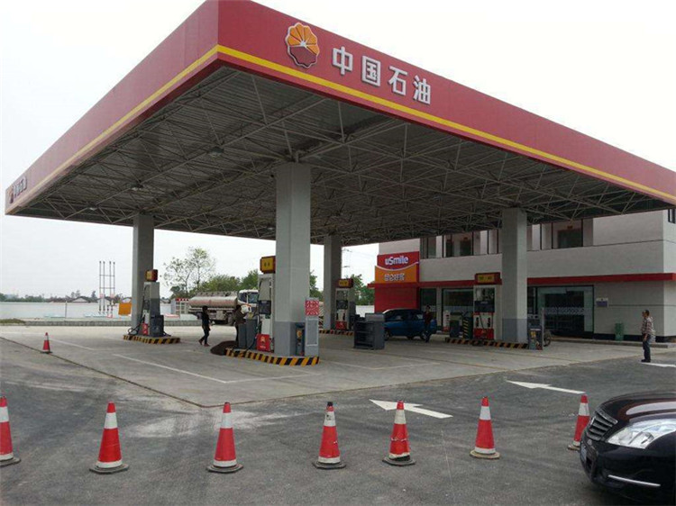 加油站是指為汽車(chē)和其它機(jī)動(dòng)車(chē)輛服務(wù)的、零售汽油和機(jī)油的補(bǔ)充站，一般為添加燃料油、潤(rùn)滑油等。